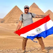 Gerardo Franco en Giza, Egipto, con la bandera paraguaya en manos.