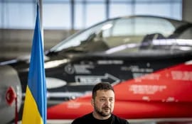 El presidente ucraniano, Volodimir Zelenski, viajó este domingo a Dinamarca tras pasar por Países Bajos, donde agradeció la decisión “histórica” de ambos países de enviar cazas estadounidenses F-16 a Kiev, después de que Estados Unidos diera luz verde a la entrega.