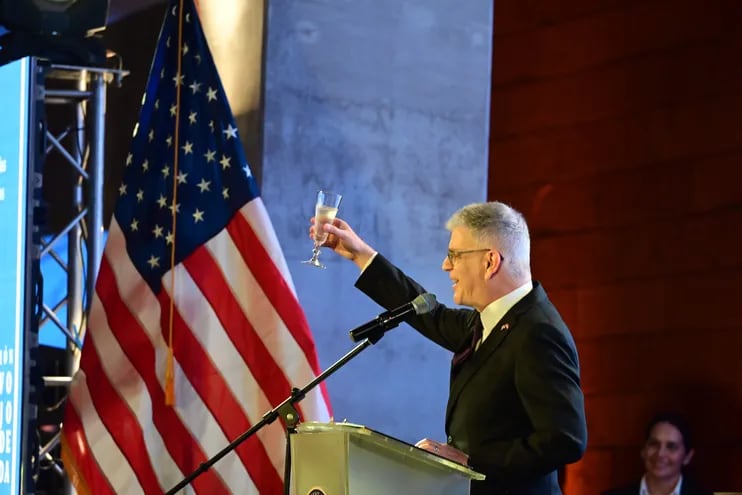El embajador de los Estados Unidos en Paraguay, Marc Ostfield, levanta la copa para brindar por la inauguración de la nueva embajada.