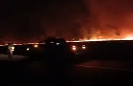 El incendio pastizal de gran magnitud registrada al costado de la Ruta Py 02.