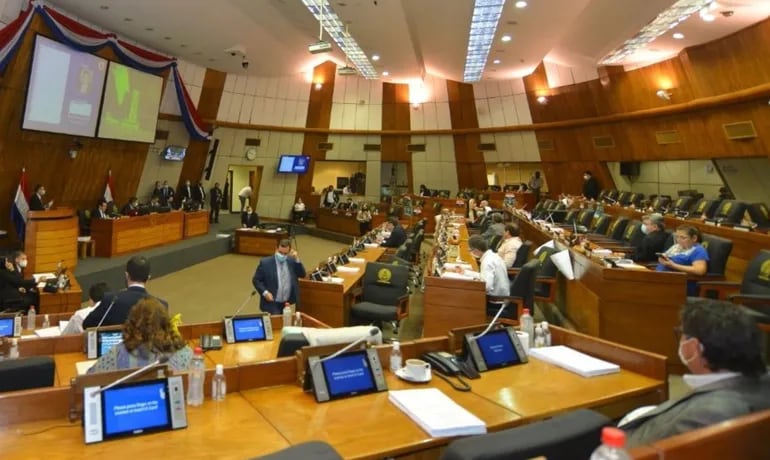 La sesión extraordinaria de la Cámara de Diputados, realizada de manera presencial y virtual, quedó sin quorum por el retiro de colorados cartistas y las bancadas de la oposición.