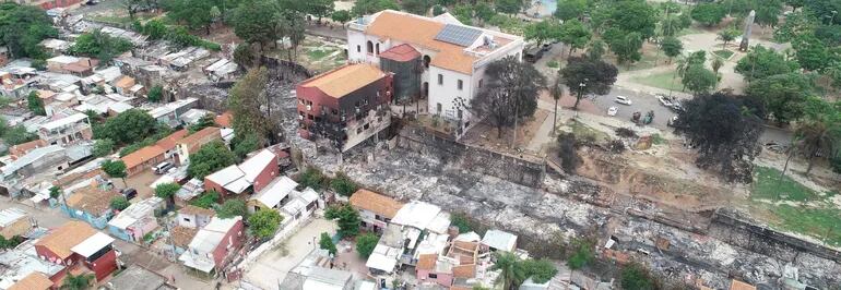 En la imagen se puede observar toda la parte afectada de la antigua Avenida Costanera, que fue ilegalmente ocupada y días atrás registró un voraz incendio que consumió varias precarias casas.