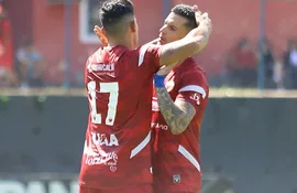 Los futbolistas de Fernando de la Mora celebran un gol en el partido ante 3 de Febrero de Ciudad del Este por la División Intermedia en el estadio Emiliano Ghezzi, en Lambaré.