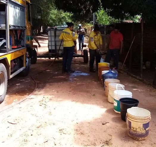 Pobladores del barrio Santa Ana de Caacupé sufren días sin agua y con dengue