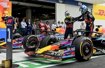 Saludo entre los pilotos de Red Bull, el mexicano Sergio Pérez felicita a su compañero y vencedor en Miami, Max Verstappen.