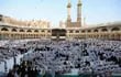 Imagen cedida por la oficina de prensa del reino saudí en la que se observa a los musulmanes peregrinos durante el rezo de  "Eid Al-Adha" en La Meca.  (AFP)
