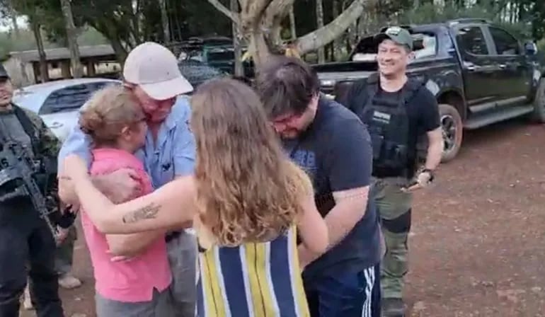 Sandra Cristina Maceda Rubert (remera rosa) se abraza con su familia, tras ser liberada.