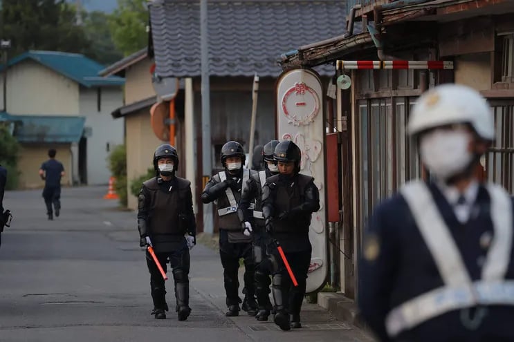 Policías cerca del sitio donde el atacante estaba atrincherado, en Nagano, Japón.