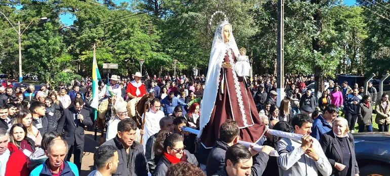 Una multitud se congregó para celebrar la procesión con la imagen de la Virgen del Carmen, por las calles de la ciudad.