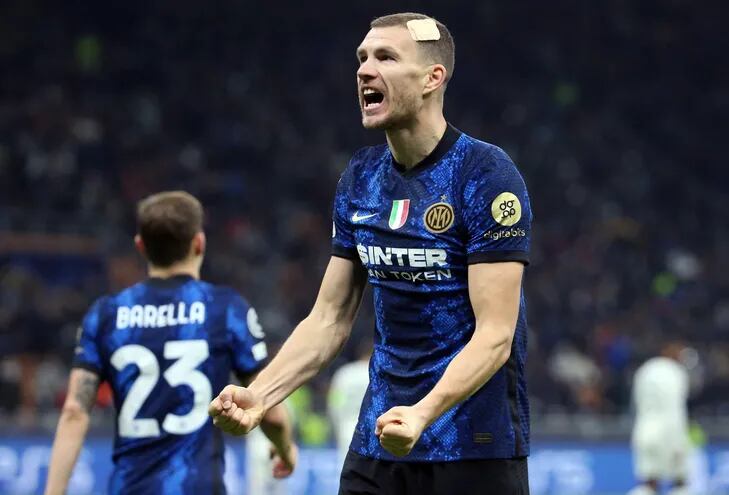 Edin Dzeko anotó los goles en la victoria del Inter de Milán en la Liga de Campeones