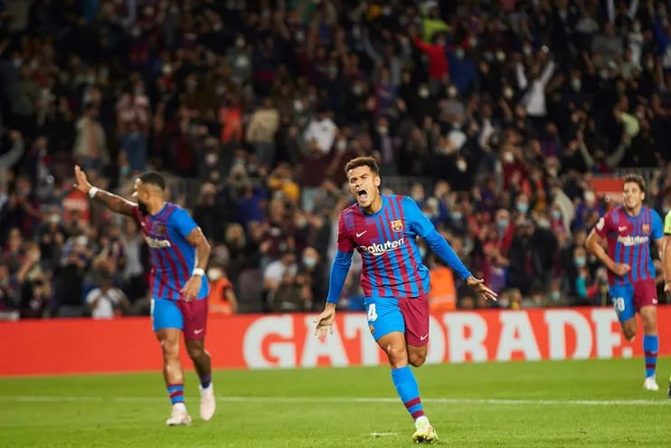 El centrocampista brasileño del FC Barcelona, Philippe Coutinho, celebra el tercer gol del equipo blaugrana durante el encuentro correspondiente a la novena jornada de primera división que han disputado hoy domingo frente al Valencia en el estadio del Camp Nou, en Barcelona.