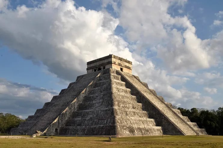 Fotografía de archivo fechada el 20 de marzo de 2021 de la pirámide de Kukulkán en la zona arqueológica de Chichen Itzá, en Mérida estado de Yucatán (México).