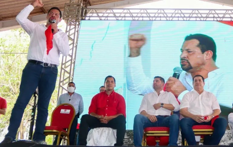 Ulises Quintana junto a Horacio Cartes (derecha) y el diputado Pedro Alliana, entre otros en  acto político.
