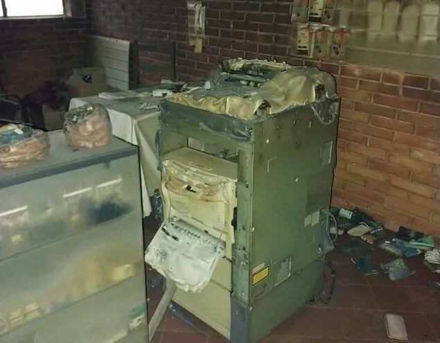 Una costosa fotocopiadora y otros objetos  totalmente quemados por los desconocidos.