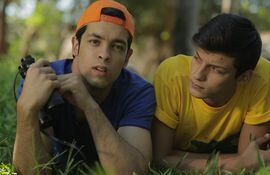 Elías Cáceres y Mateo Sandoval en una escena de la película "Jubentú", que se presentará mañana en la Alianza Francesa.