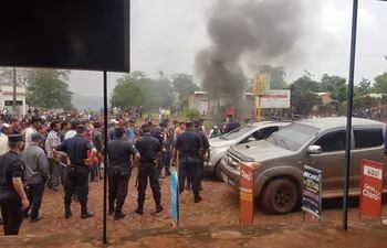 Campesinos quemaron cubiertas y cortaron el tráfico a través de la ruta PY06, en la localidad de Pirapey Km 45.
