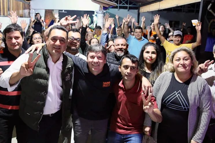 Daniel Mujica (centro) a lado de David Ayala (izq.) y otros dirigentes liberales.