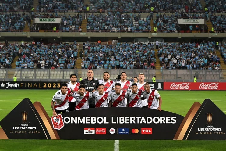 Formación de River Plate, con el paraguayo Robert Rojas (primero arriba, de izquierda a derecha), que enfrentó al Sporting Cristal en Lima.