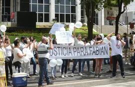 Familiares y amigos de Fabián acudieron hoy al Palacio de Justicia a pedir justicia.