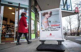 Un cartel informa sobre la posibilidad de vacunarse contra el virus COVID-19 en una farmacia en Berlín, Alemania.