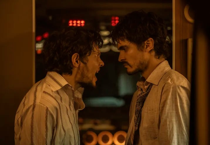 Alian Devetac como el Toro Solano y Valentín Villafañe como Borja en una escena de "Secuestro del Vuelo 601".