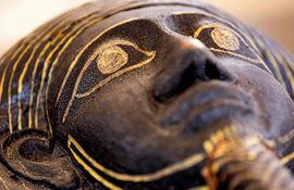 Uno de los 250  sarcófagos hallados en Saqqara, Egipto. La arqueología celebra este impresionante descubrimiento. (AFP)
