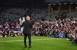 El técnico español del Manchester City, Pep Guardiola, posa para una foto con el trofeo de la Copa de Europa después de ganar la final de la Liga de Campeones de la UEFA entre el Inter de Milán y el Manchester City en el Estadio Olímpico Ataturk de Estambul, el 10 de junio de 2023.