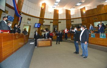 El presidente de Diputados, Pedro Alliana (ANR, HC), toma juramento como miembros del JEM al diputado David Rivas (ANR, HC) y a Rodrigo Blanco (PLRA).