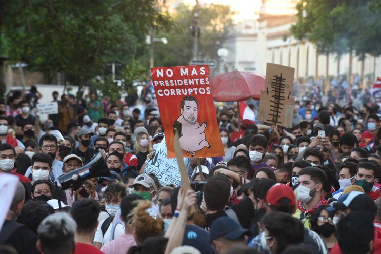 Manifestación frente al Congreso sobre Paraguayo Independiente y 14 de Mayo en la segunda jornada de protestas contra el gobierno de Mario Abdo hoy, 6 de marzo de 2021.