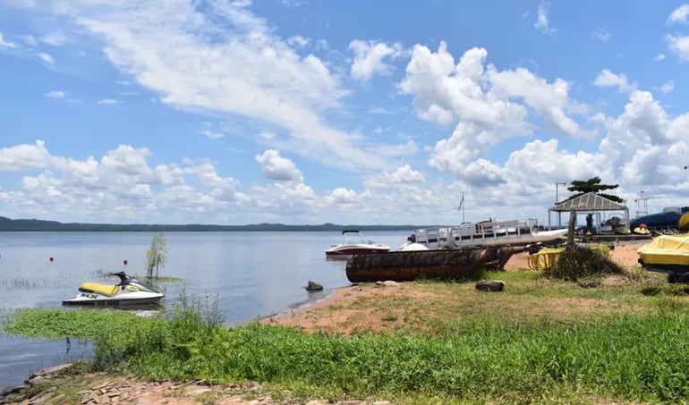 Las aguas del lago Ypacaraí continúan inhabilitadas para bañistas y deportes acuáticos debido a la alta contaminación.
