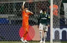 El paraguayo Gustavo Gómez (d), defensor del Palmeiras, lamenta el penal errado durante la tanda en el partido contra Boca Juniors en las semifinales de la Copa Libertadores 2023 en el estadio Allianz Parque, en São Paulo.