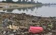 Kilos y kilos de basura se puede encontrar en la orilla del río Paraguay, incluso en las cercanías de la Costanera de Asunción. Maletas, heladeras y colchones son tirados por los inescrupulosos.
