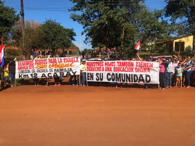 La protesta fue en la escuela San Miguel del Km 12 Acaray de Ciudad del Este.