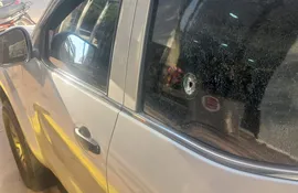 La ventanilla de la puerta trasera izquierda de la camioneta Nissan Frontier del cambista Néstor Omar Duarte Ojeda acusó un impacto de bala, pero sin quebrarse.