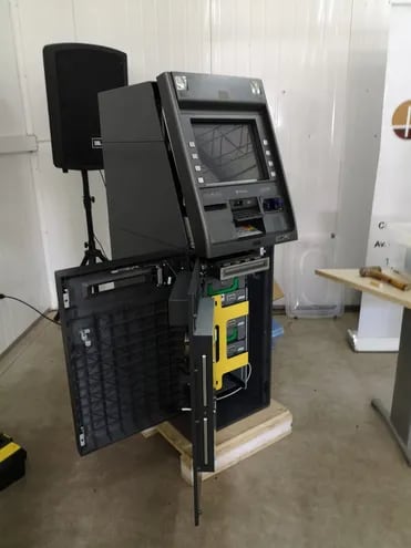 Nuevo sistema de entintado inteligente de billetes para frustrar robos en cajeros automáticos.