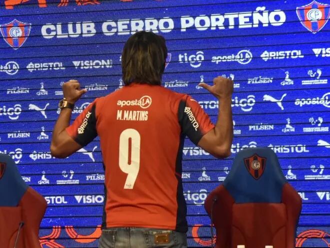 Marcelo Martins Moreno posando con la camiseta número 9 en la presentación como jugador de Cerro Porteño.