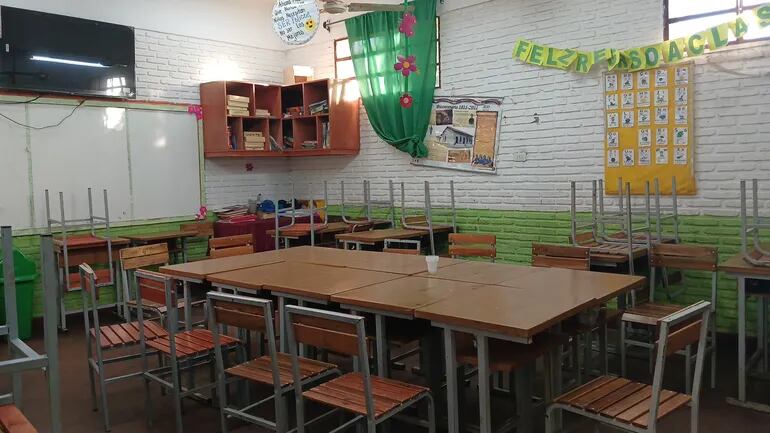 mesas y sillas en un aula