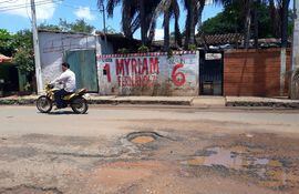 Sobre la calle San Isidro de la ciudad de San Lorenzo, la propaganda de la concejal Myriam Rodriguez sigue intacta, la calle a su vez adornada con baches.