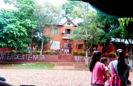 Una vista del exterior del edificio de la Municipalidad de Mayor Otaño y los jóvenes instalados dentro de un sector en el local.