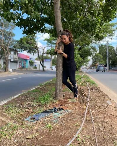 Valeria Friedmann se mostró agradecida con la naturaleza, pues gracias a un mediano árbol de lapacho salió ilesa de un accidente.