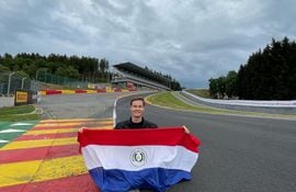 Joshua Duerksen posa con la bandera paraguaya en Bélgica.