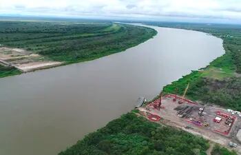 Trabajos de construcción del puente internacional de la Bioceánica, que unirá a nuestro país con el Brasil en el Chaco.