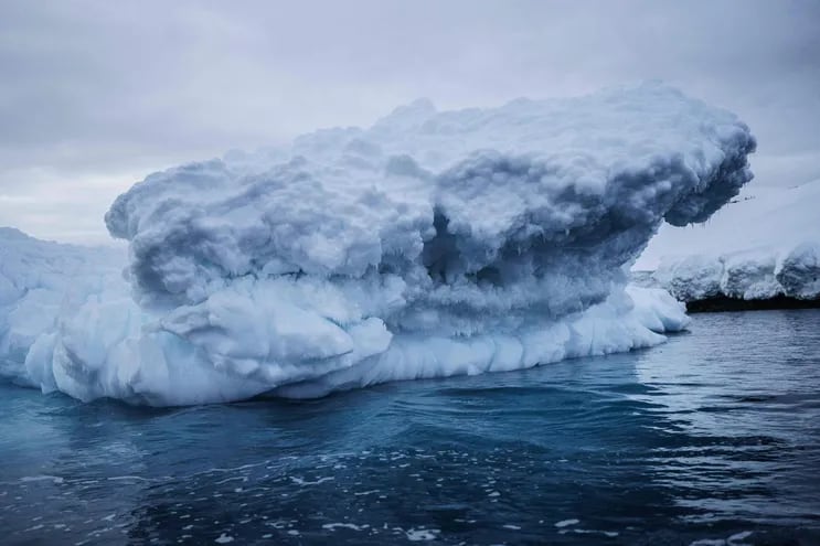 Fotografía difundida por la Presidencia de Chile que muestra un iceberg en la Antártida.  El mayor iceberg del mundo vuelve a estar en movimiento tras haber pasado más de 30 años encallado en el fondo del océano, según divulga este viernes la BBC.
