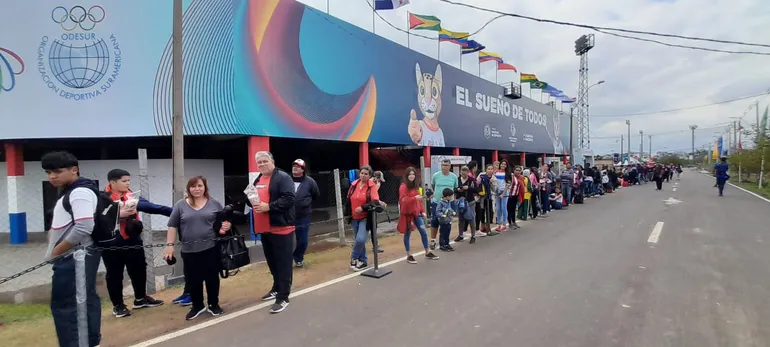 Los aficionados paraguayos forman fila para ver a Los Pynandi por el oro en Odesur 2022.