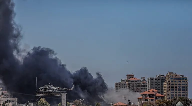 El humo se eleva tras un ataque israelí en la ciudad de Gaza, el 13 de mayo de 2021. En respuesta a días de violentos enfrentamientos entre las fuerzas de seguridad israelíes y los palestinos en Jerusalén, varias facciones militantes palestinas en Gaza lanzaron ataques con cohetes desde el 10 de mayo que mataron al menos a seis israelíes hasta la fecha.