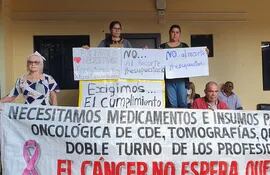 Los pacientes oncológicos durante la manifestación de este lunes.
