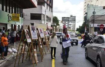 Los miembros de la Comisión Escrache coloraron cartels con fotografías de figuras cuestionadas frente al JEM.