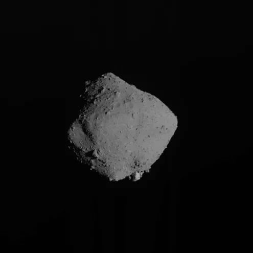 El equipo que ha investigado las muestras del remoto asteroide Ryugu encontró agua carbonatada con sales y materia orgánica en su interior, un hallazgo que, dicen, apoyaría la hipótesis de que la vida llegó a nuestro planeta desde el espacio.