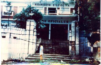Una persona observa los daños en la fachada del Regimiento Escolta, luego de los combates de la noche y madrugada del 2 y 3 de febrero de 1989.
