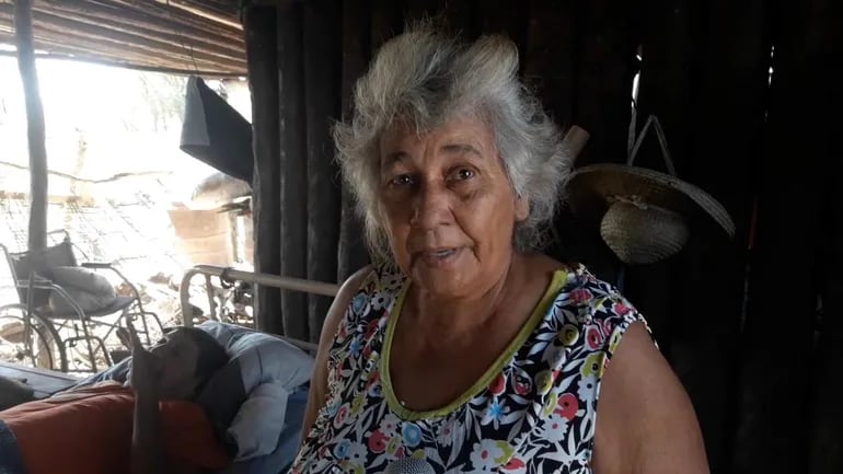 Doña Evarista Benitez de Ferrerira (70) lucha en medio de su pobreza para cuidar a su marido e hija quienes están postrados en camas.